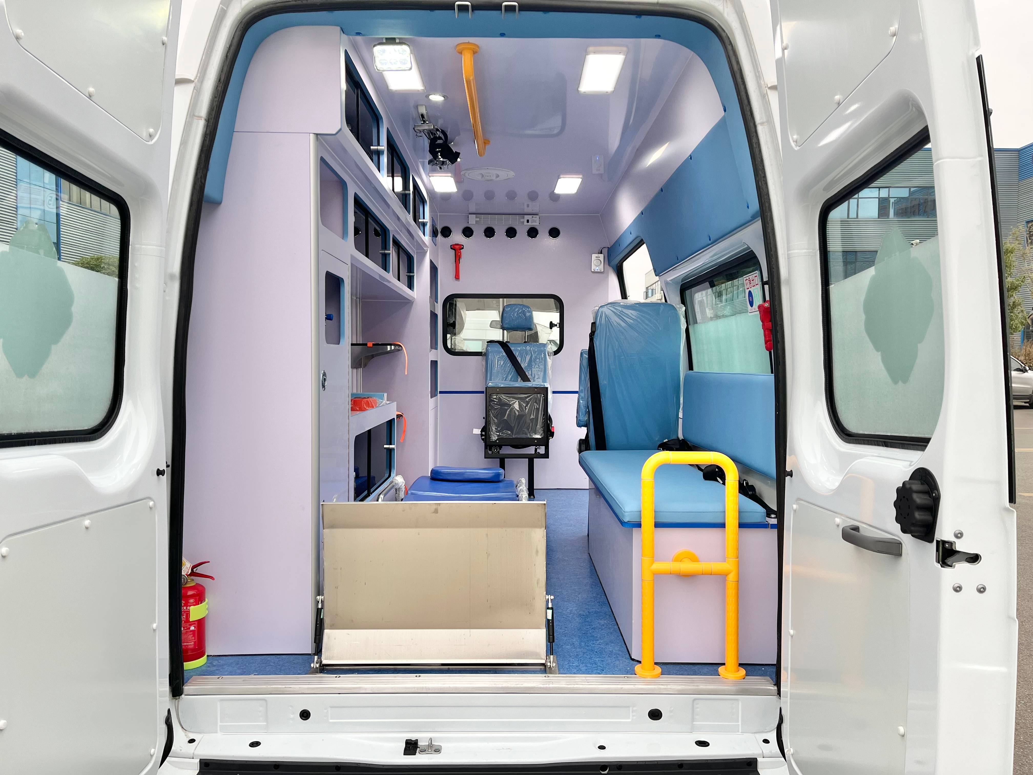 福特新世代V348長軸高頂負(fù)壓救護(hù)車圖片4